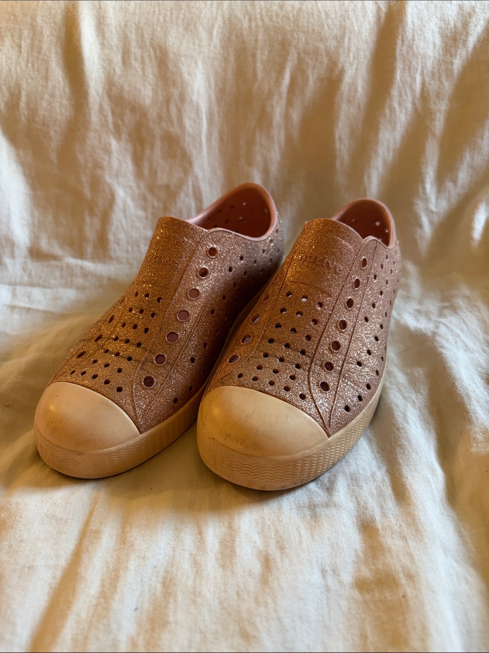 Native Girls' Glitter Slip-On Sneakers in Rose
